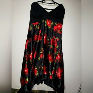 💲🖐🏾/☀️🏖TORRID Halter Dress with Roses - Size 4 (26/28W)